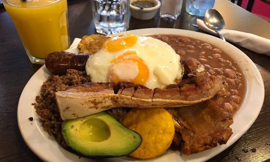 Bandeja paisa. comer comida colombiana en Buenos Aires: Los Guaduales
